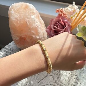 Elegant Gold Bracelet with Crystal Accents